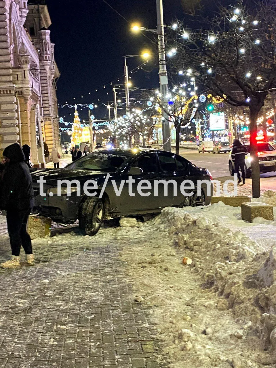 ДТП в столице: автомобиль врезался в клумбу около здания примэрии