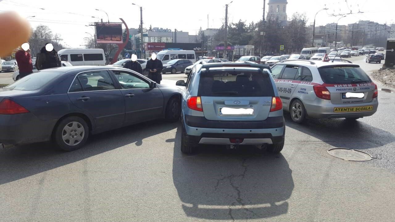 InfoTrafic 15:20: Flux majorat de transport. Străzi de evitat