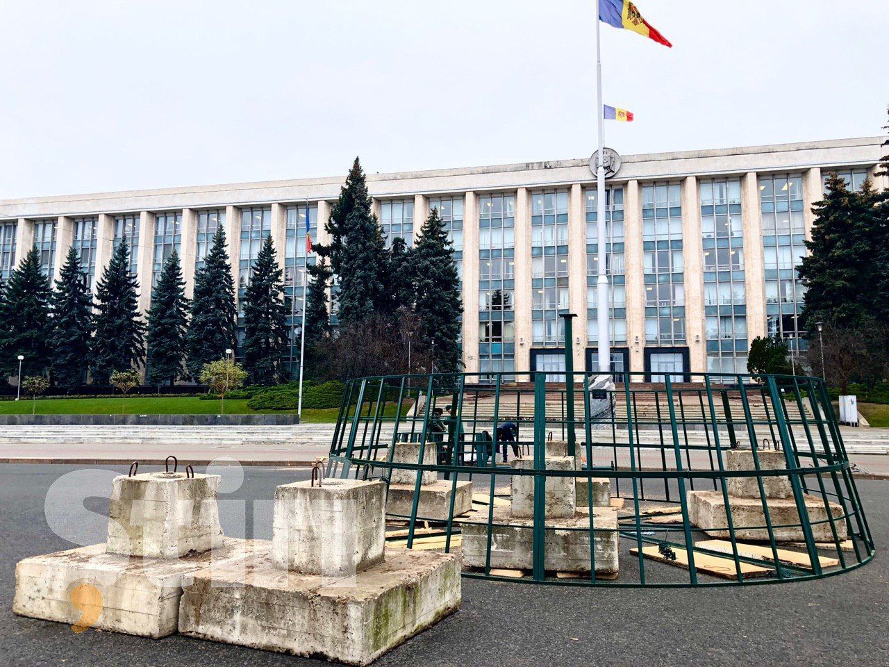 На главной площади столицы начали устанавливать новогоднюю елку