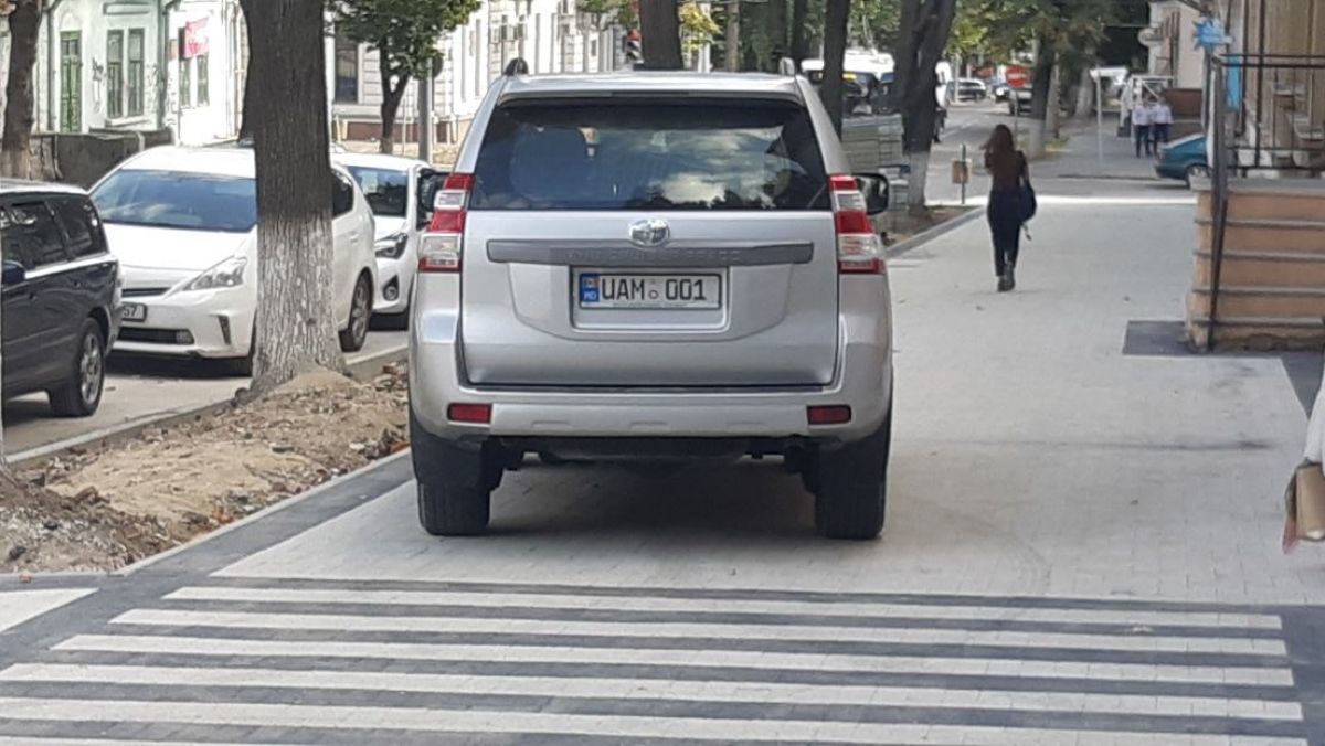 В Кишиневе водители начали парковаться на отремонтированных тротуарах