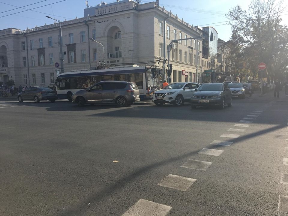 На бульваре Штефана чел Маре столкнулись троллейбус и легковой автомобиль