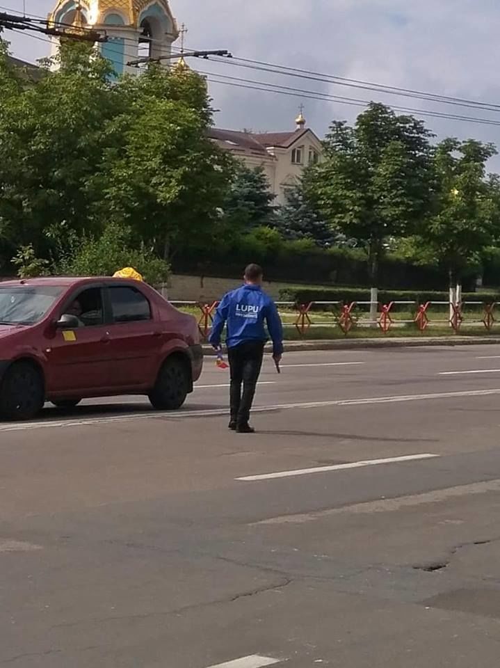 По улицам Кишинева разгуливал мужчина с пистолетом и флагом РМ в руках