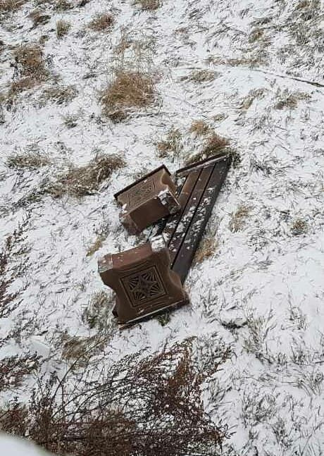 В Сороках вандалы сломали новые указатели и скамейки у крепости