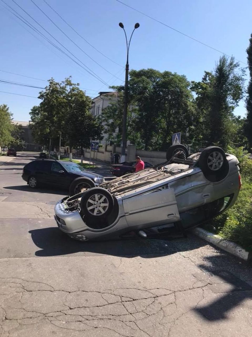 В столице в результате столкновения автомобиль перевернулся на крышу