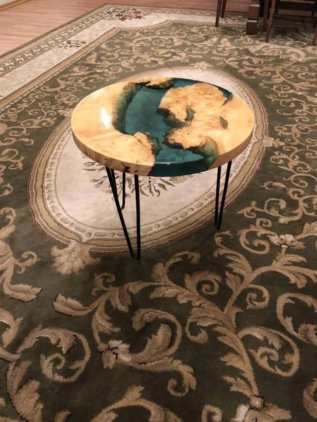 Прикованный к коляске мужчина из Молдовы создает уникальные 3D-столы из дерева и стекла