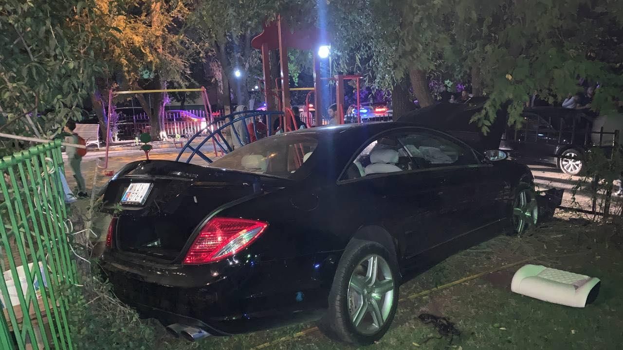 В Кишиневе Mercedes влетел в забор детской площадки, сбив двух людей