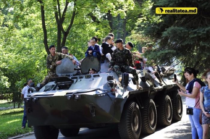 В парке Валя Морилор прошла выставка оружия и военной техники