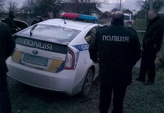 В Украине трое дорожных полицейских выбрасывали на ходу деньги, скрываясь от погони СБУ
