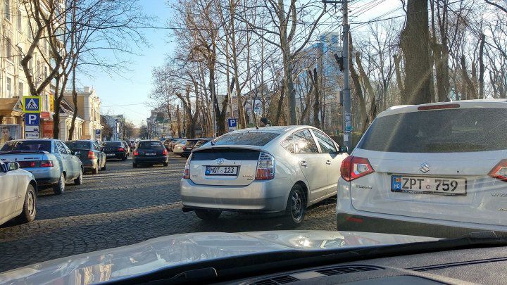 O stradă din centrul Capitalei, blocată de 2 maşini parcate aiurea