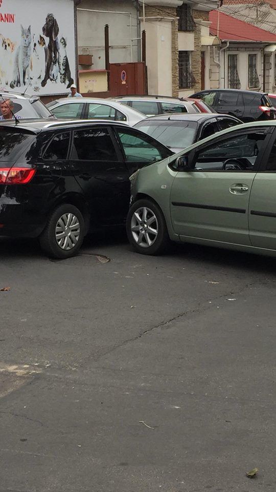 В центре столицы произошло ДТП с участием трех автомобилей