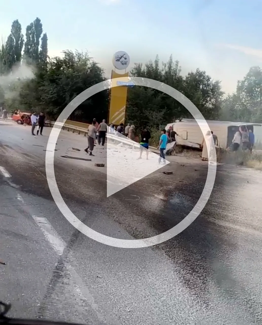 Accident în raionul Strășeni: Un microbuz s-a izbit de un Jiguli și s-a răsturnat