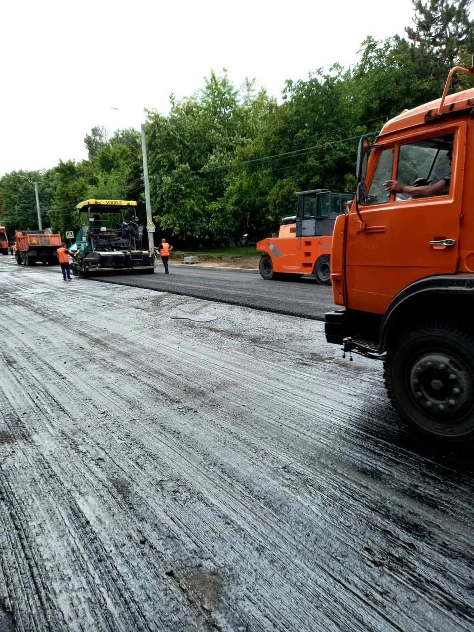 На Ботанике продолжаются работы по укладке асфальта
