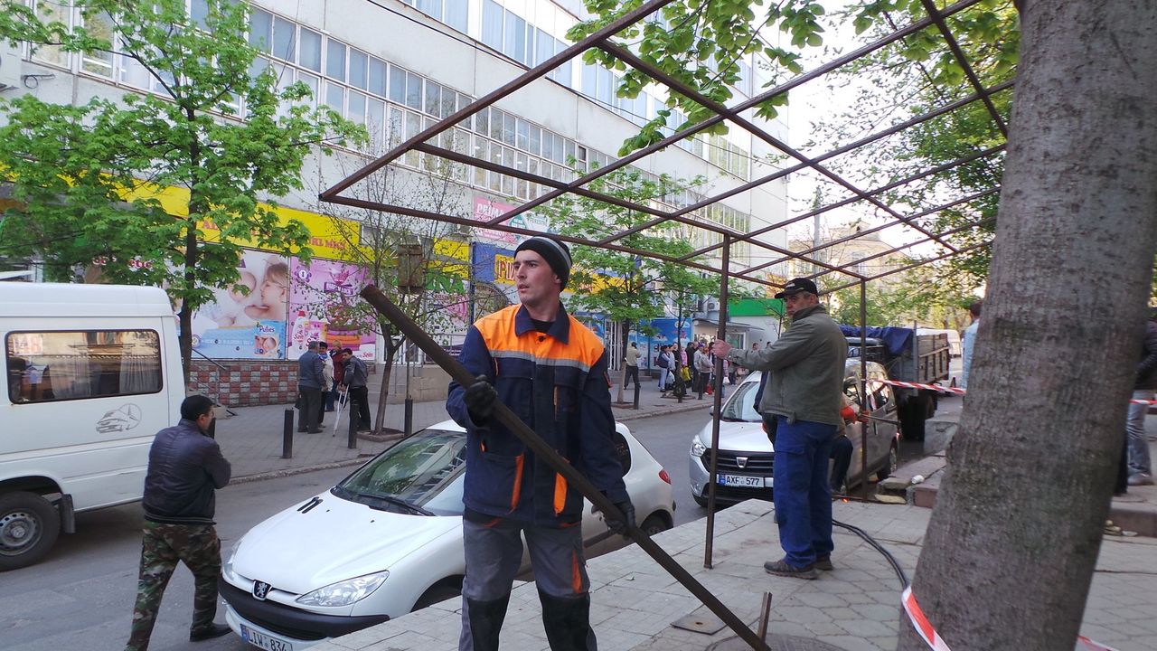 Борьба с незаконной торговлей: в столице демонтируют навесы