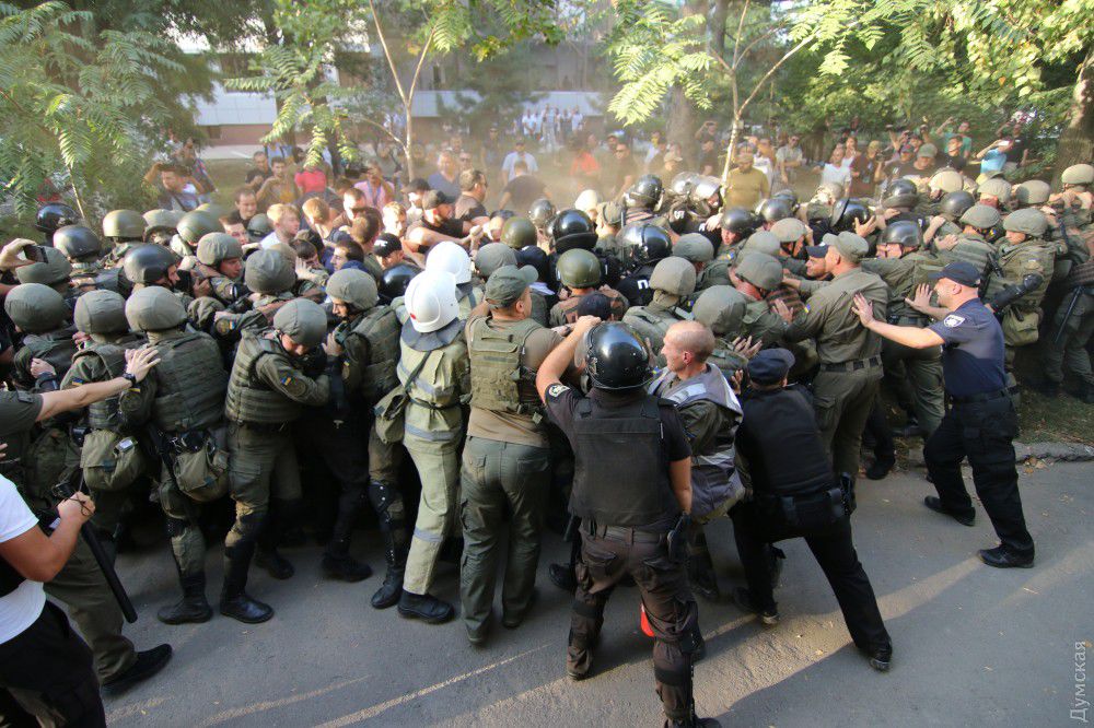 Против противников приговора по делу о беспорядках в Одессе применили слезоточивый газ