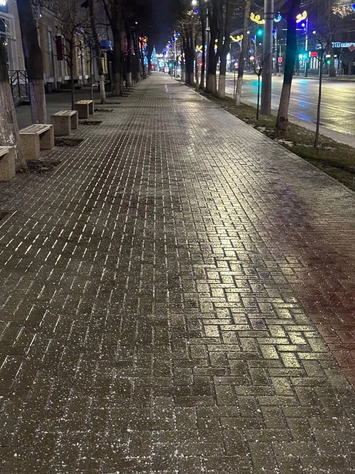 Всю ночь специальные службы работали над устранением гололёда в столице