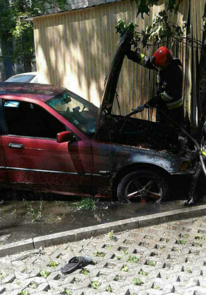 Alertă în Capitală! Un automobil, cuprins de flăcări în timp ce şoferul a pornit motorul