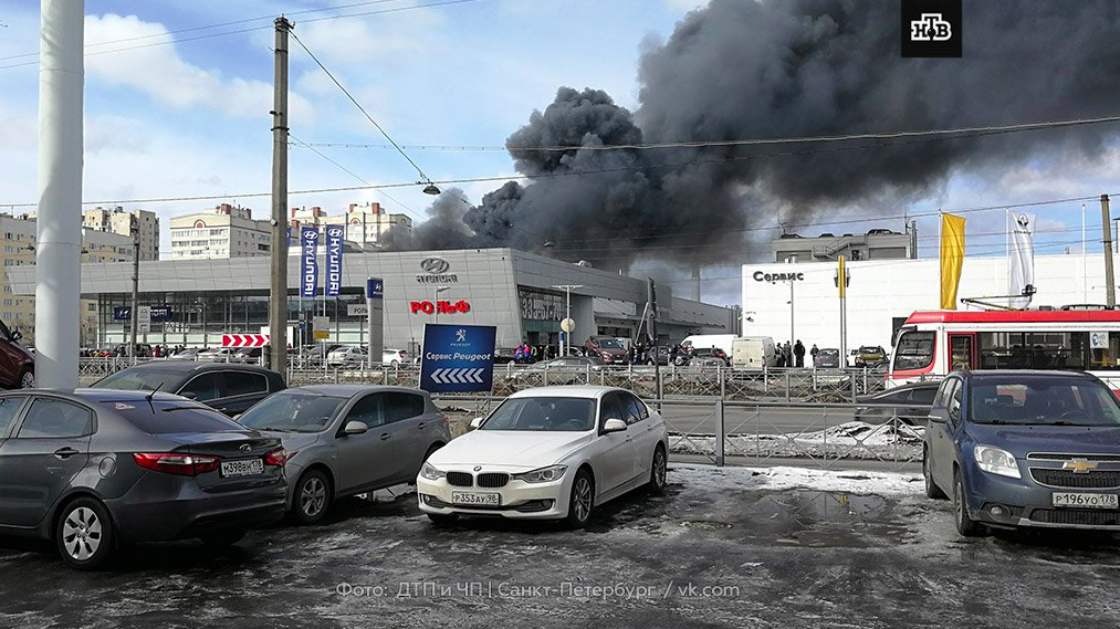 В Санкт-Петербурге сгорел автоцентр