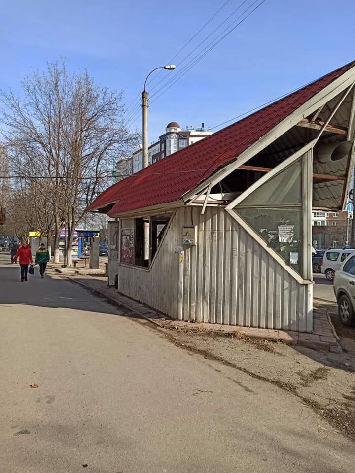 Власти демонтировали еще один торговый павильон на остановке