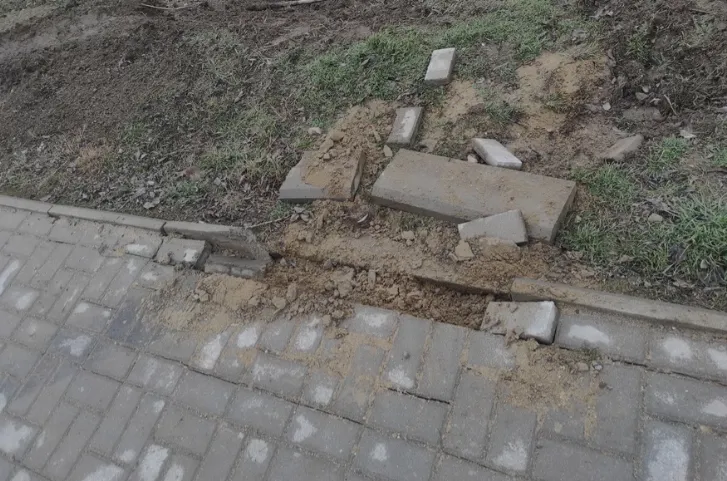 Авария в Чишмикиойе: машина оказалась на тротуаре и детской площадке