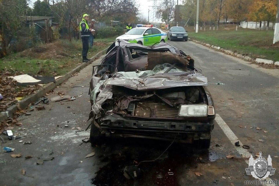 В Рыбнице легковой автомобиль врезался в цементовоз и перевернулся