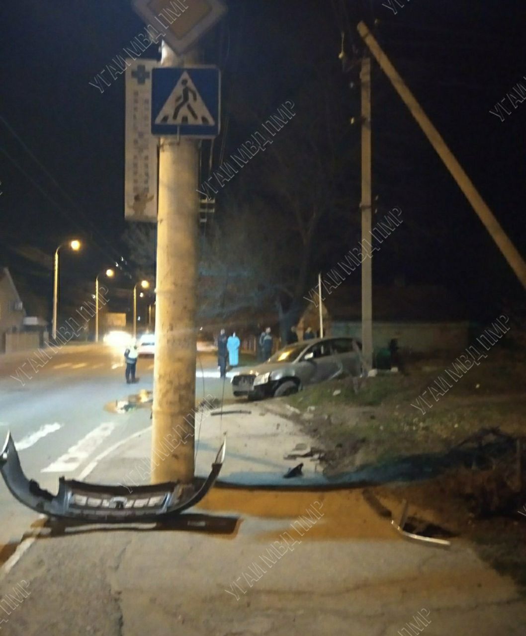 Авто на скорости врезалось в столб: момент ДТП в Бендерах попал на видео