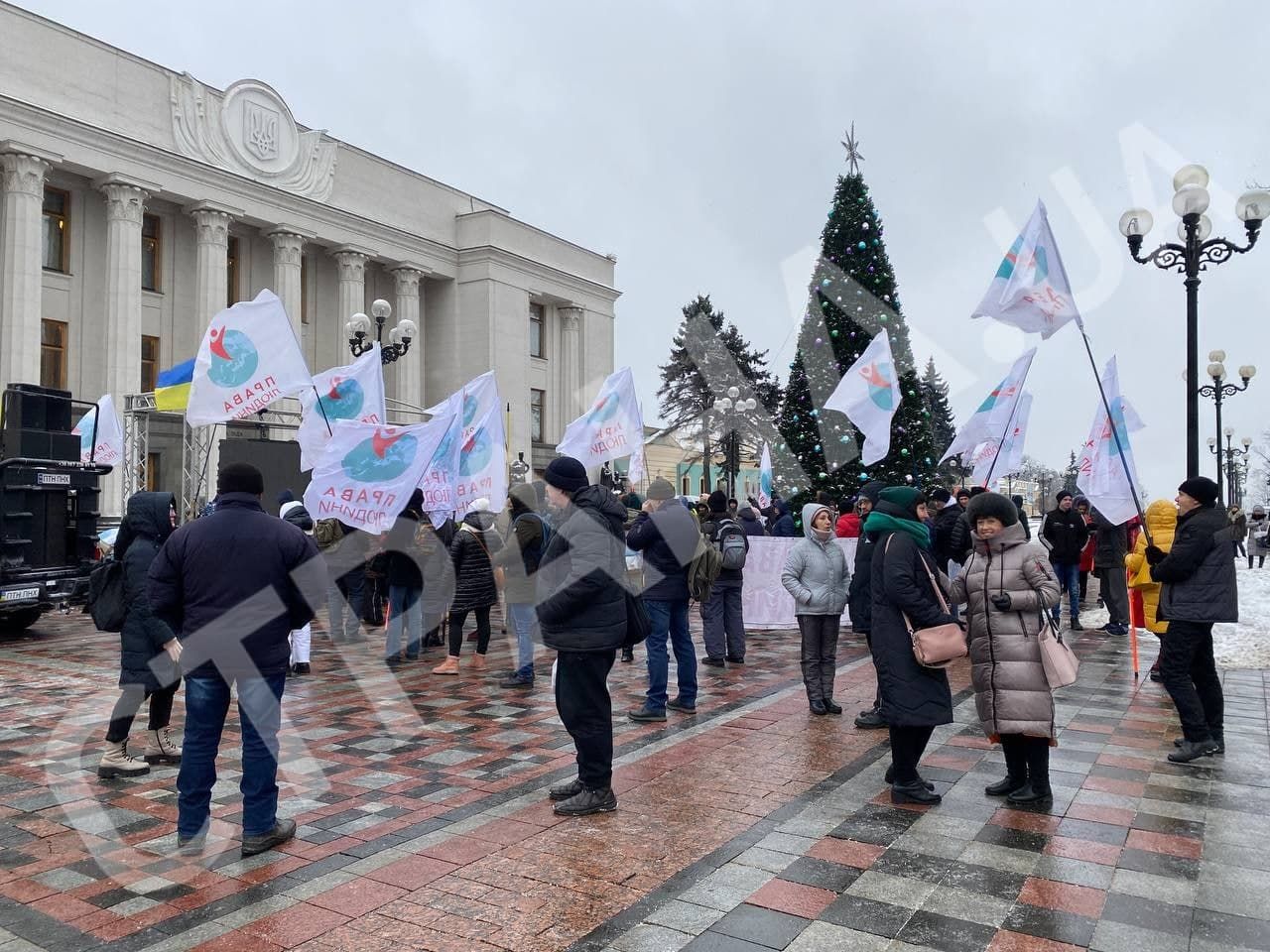 В Киеве у Рады начался митинг противников карантинных ограничений и принудительной вакцинации