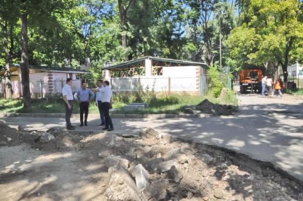В одном из микрорайонов на Рышкановке появятся тротуары и уличное освещение