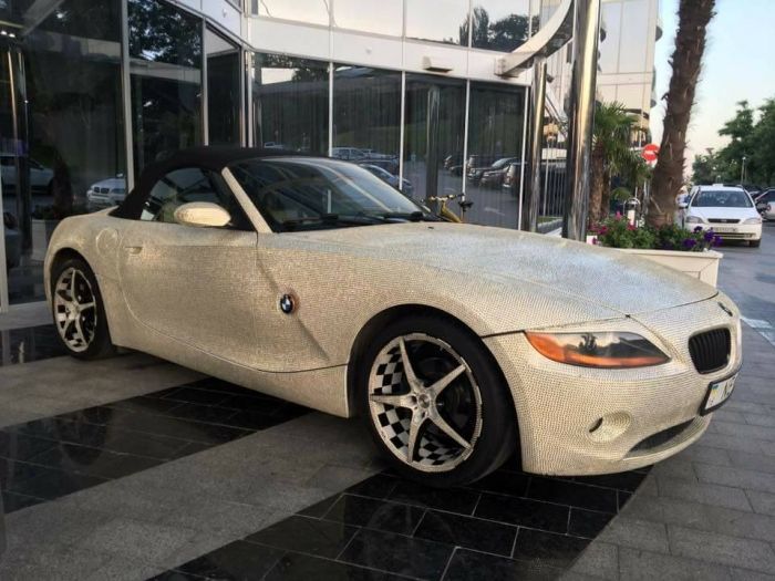 В Одессе замечен BMW, полностью обклеенный стразами