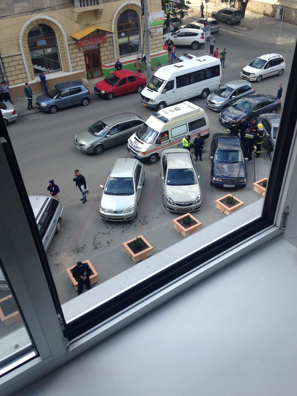 В центре Кишинева пришлось снимать с крыши неадекватную женщину