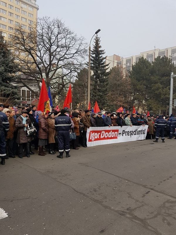 Sustinatorii lui Dodon s-au adunat in fata Palatului Republicii