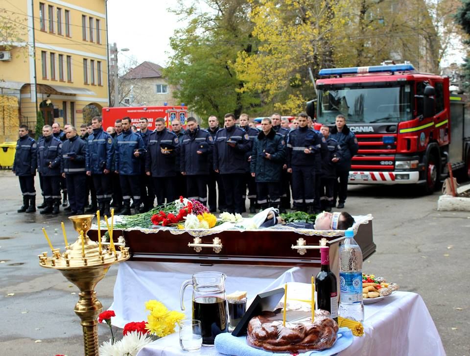 С большой скорбью товарищи попрощались с погибшим пожарным
