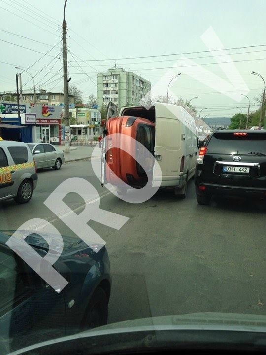 Vezi cum a fost surprins un microbuz pe o stradă din capitală