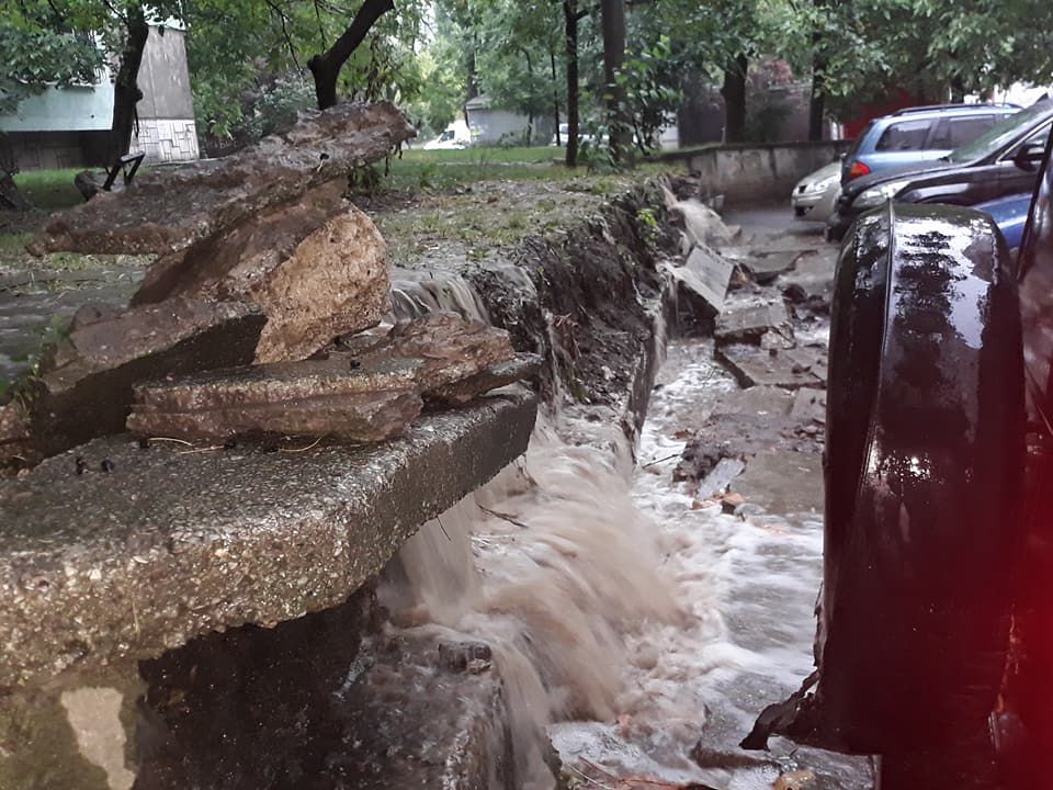 На Ботанике из-за сильного дождя образовался водопад