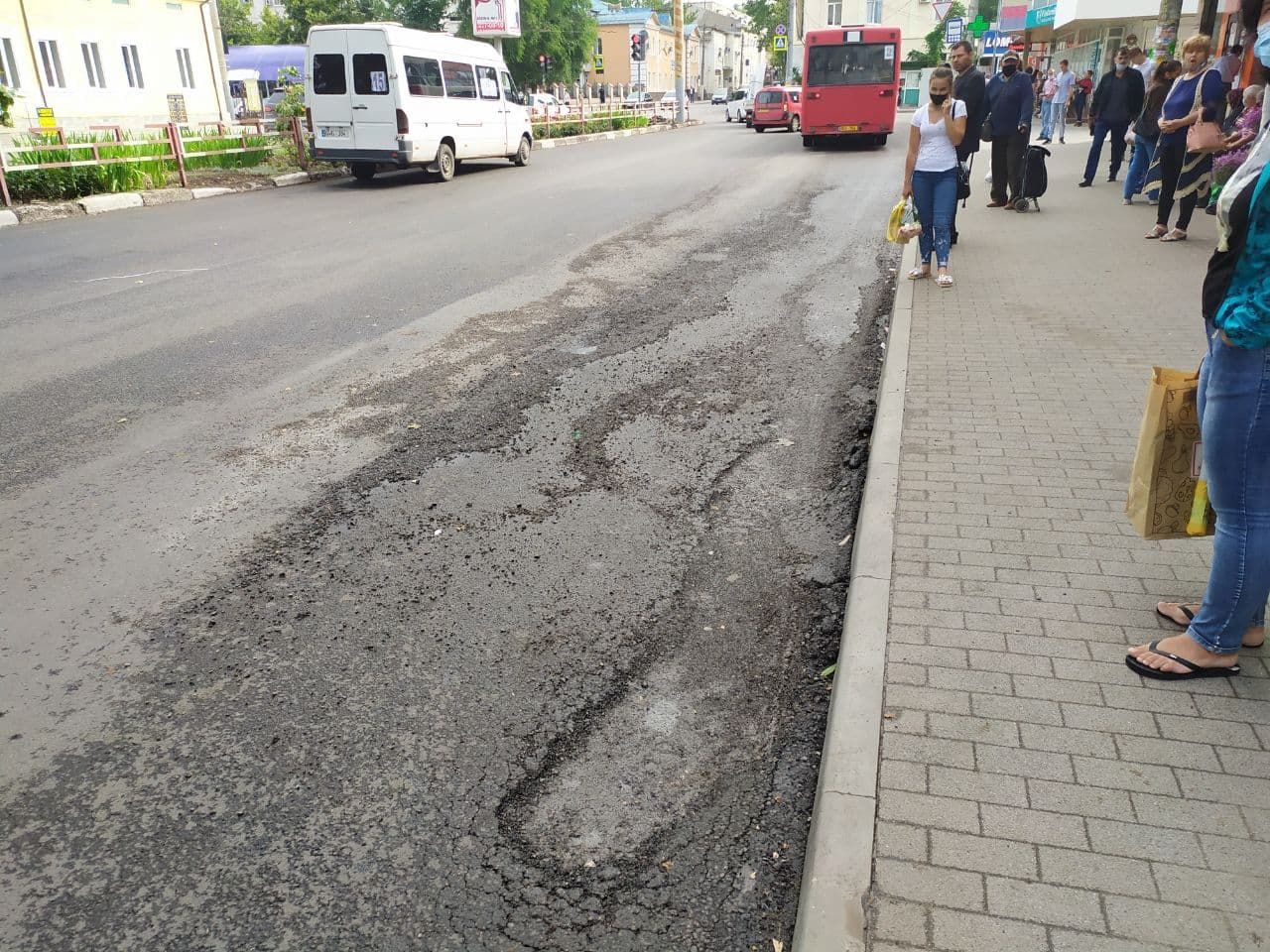 В Бельцах из разлома в асфальте хлещет вода