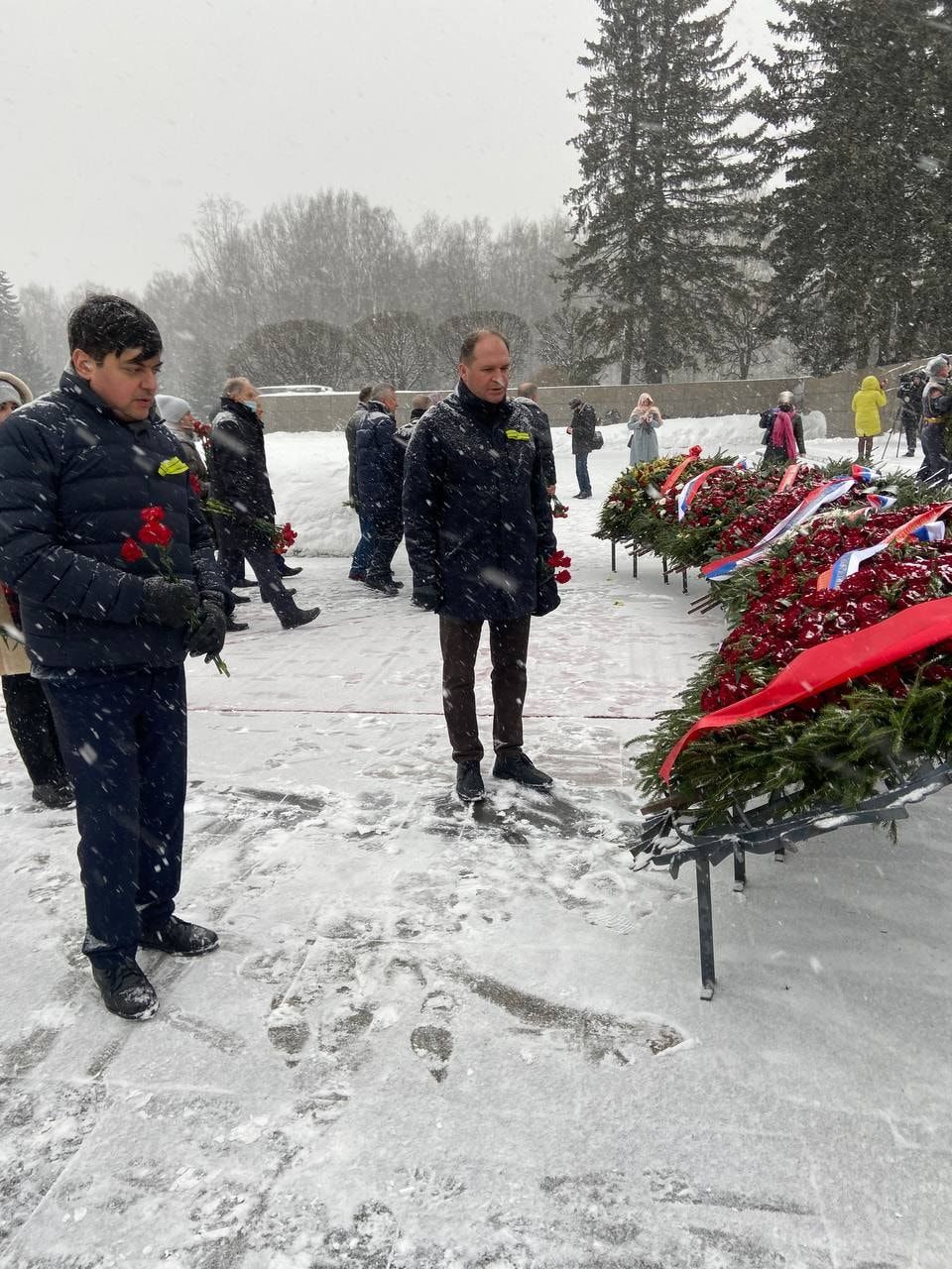 Чебан возложил цветы на мемориальном кладбище в Санкт-Петербурге