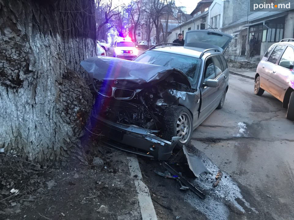 В центре Кишинева столкнулись три автомобиля