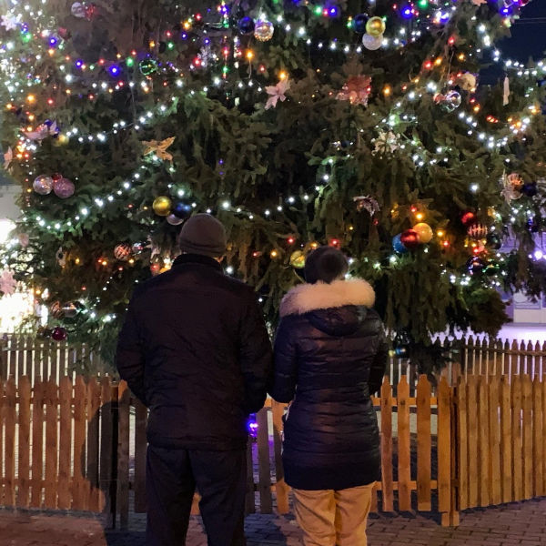 В Комрате нарядили новогоднюю елку