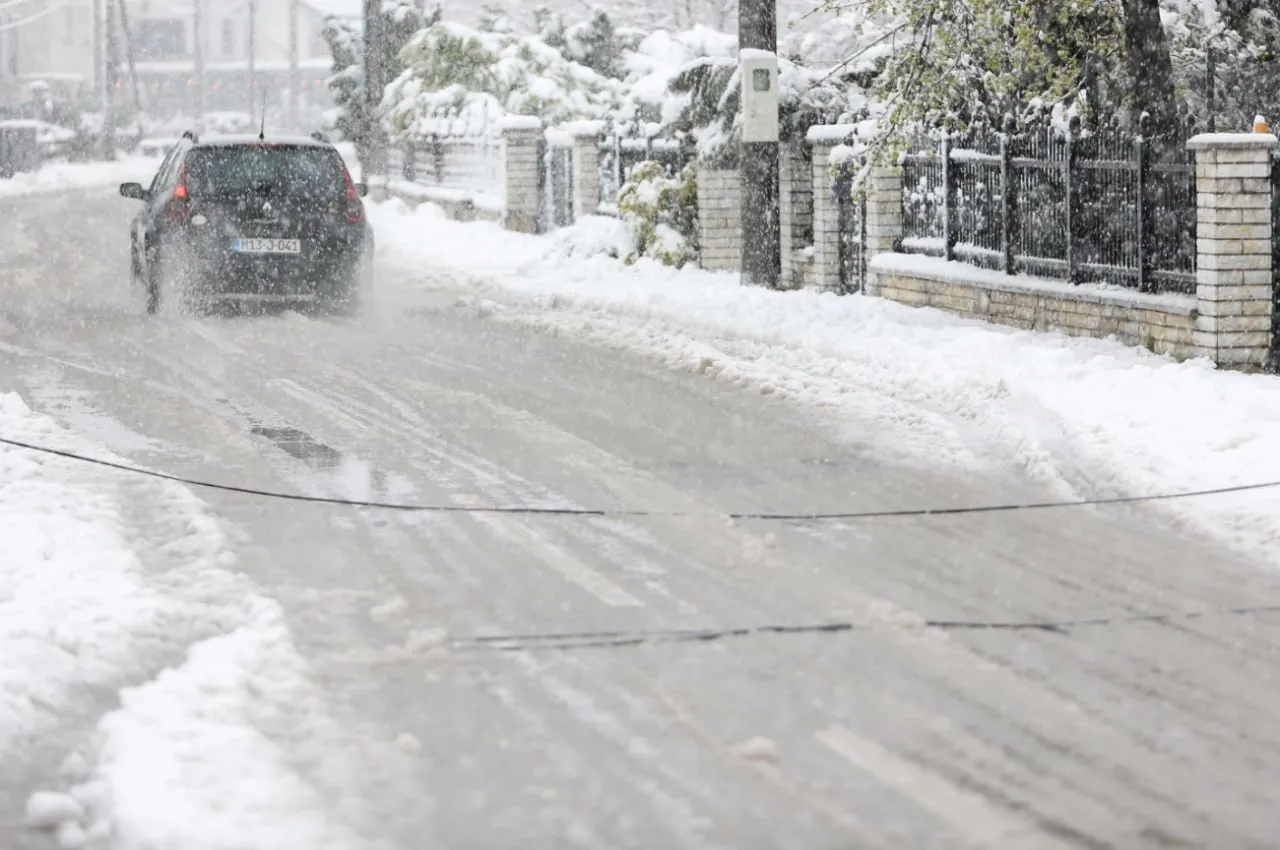 Снегопады и штормовой ветер вызвали закрытие школ и дорог на Балканах