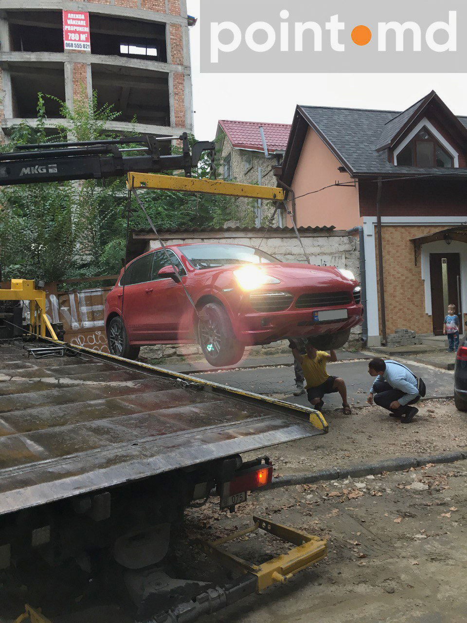 В Кишиневе Porsche Cayenne провалился в яму на тротуаре