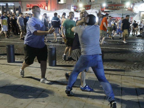 В Марселе подрались русские и английские фанаты