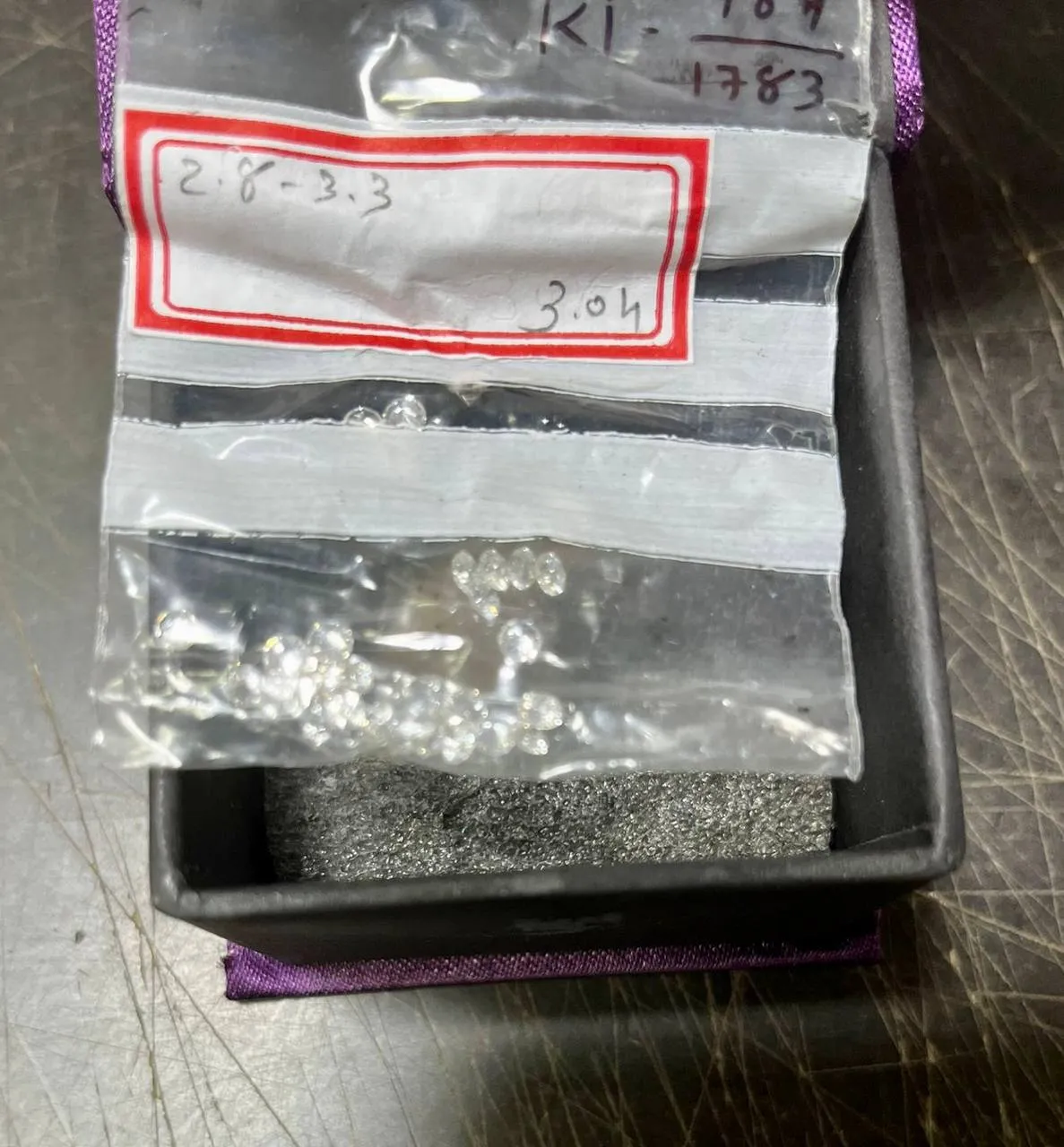 Diamante nedeclarate, găsite într-un colet din India