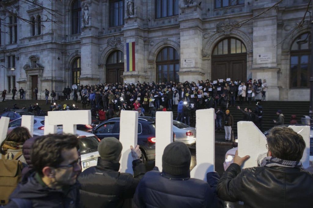 В Румынии сотрудники органов юстиции покинули рабочие места и вышли на протесты