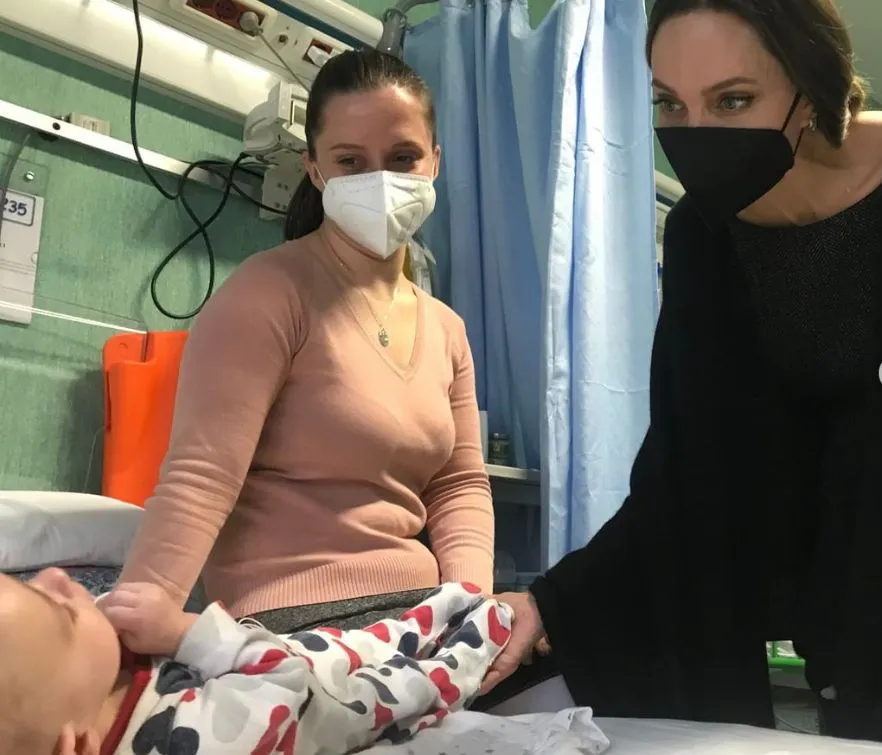 Анджелина Джоли посетила украинских детей-беженцев в римском госпитале