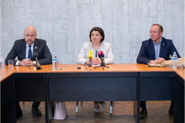 Премьер представила в Минсельхозе нового министра и поблагодарила Виорела Герчу