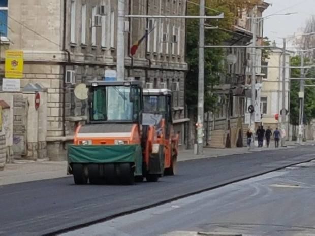 Dorin Chirtoacă transmite „live” cum se așterne ultimul strat de asfalt pe strada Vasile Alecsandri din capitală