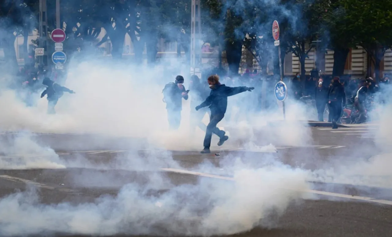 Во Франции началась новая волна протестов: полиция применила слезоточивый газ