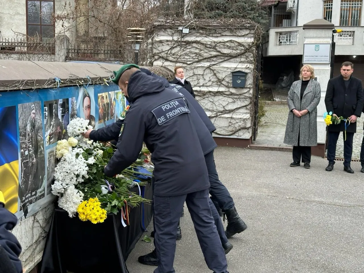 Посол Румынии в Молдове и глава МИД возложили цветы к посольству Украины