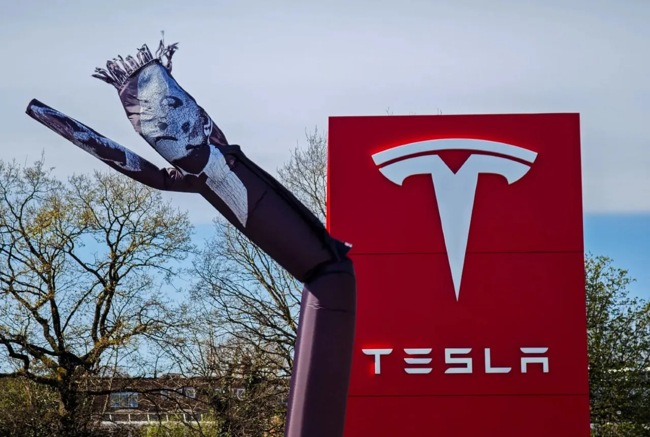 В Британии прошли протесты против Маска и Tesla