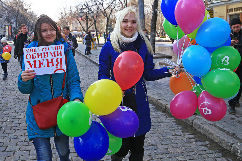Женский день в Одессе: на Дерибасовской обнимались и дарили цветы