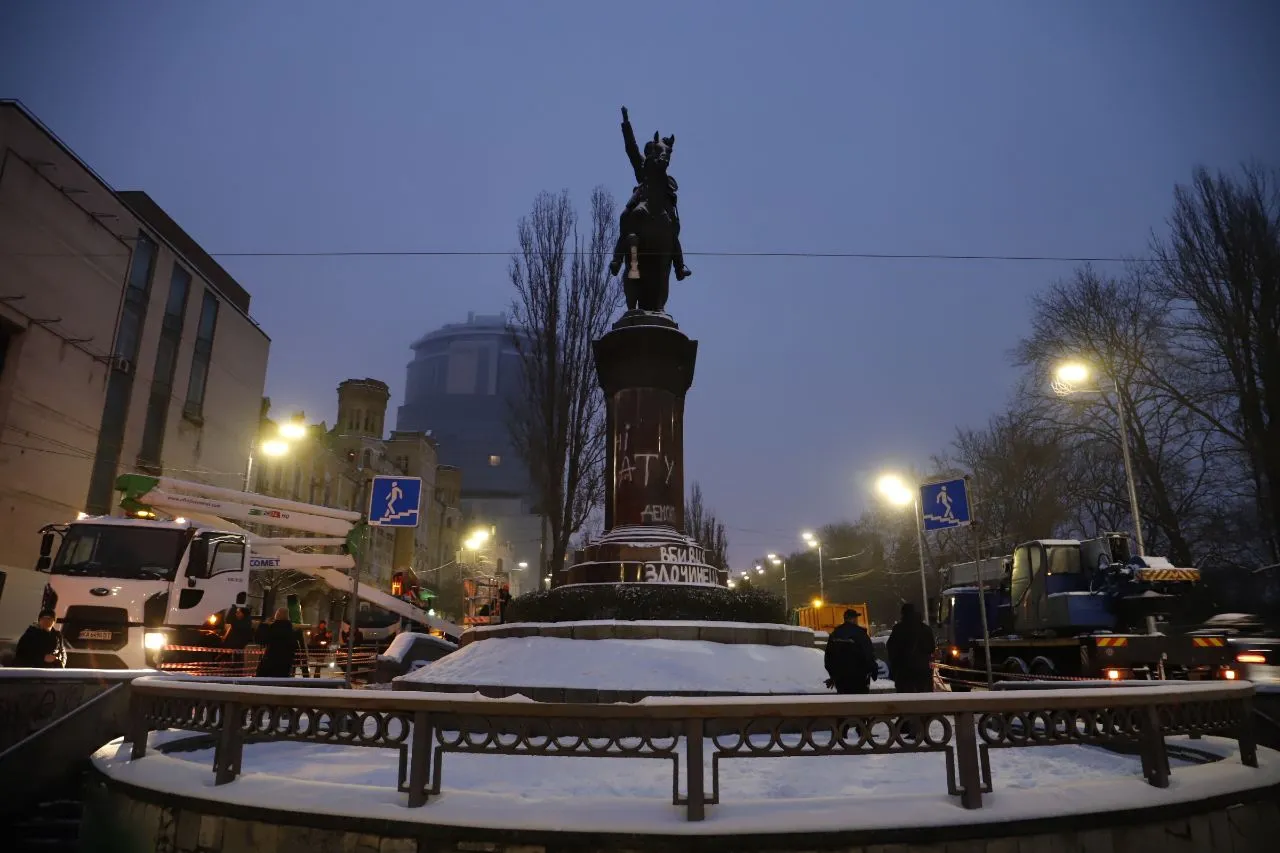 В Киеве проводится снос памятника Николаю Щорсу